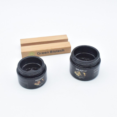Natürliche Pflanze extrahiert reines Himalaya-Shilajit-Harz in einem Glas